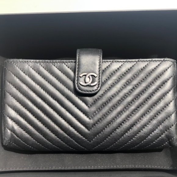 **SOLD** Chanel Black Lambskin Card/Wallet/Phone Case - Picture 1 of 10